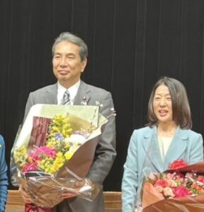 江藤拓さんと妻の順子さん