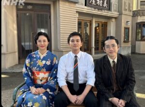美村屋の前で両親と崇